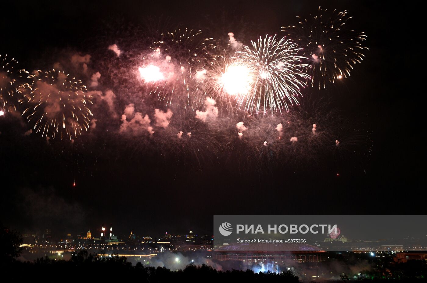 Праздничный салют в честь Дня Победы в Москве