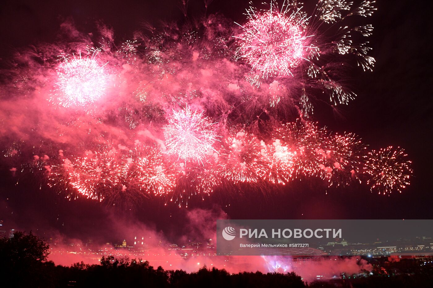 Праздничный салют в честь Дня Победы в Москве