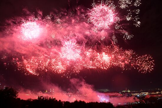 Праздничный салют в честь Дня Победы в Москве