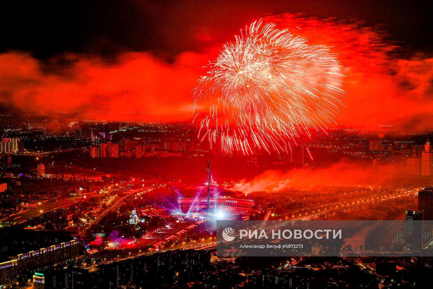 Праздничный салют в честь Дня Победы в Москве 