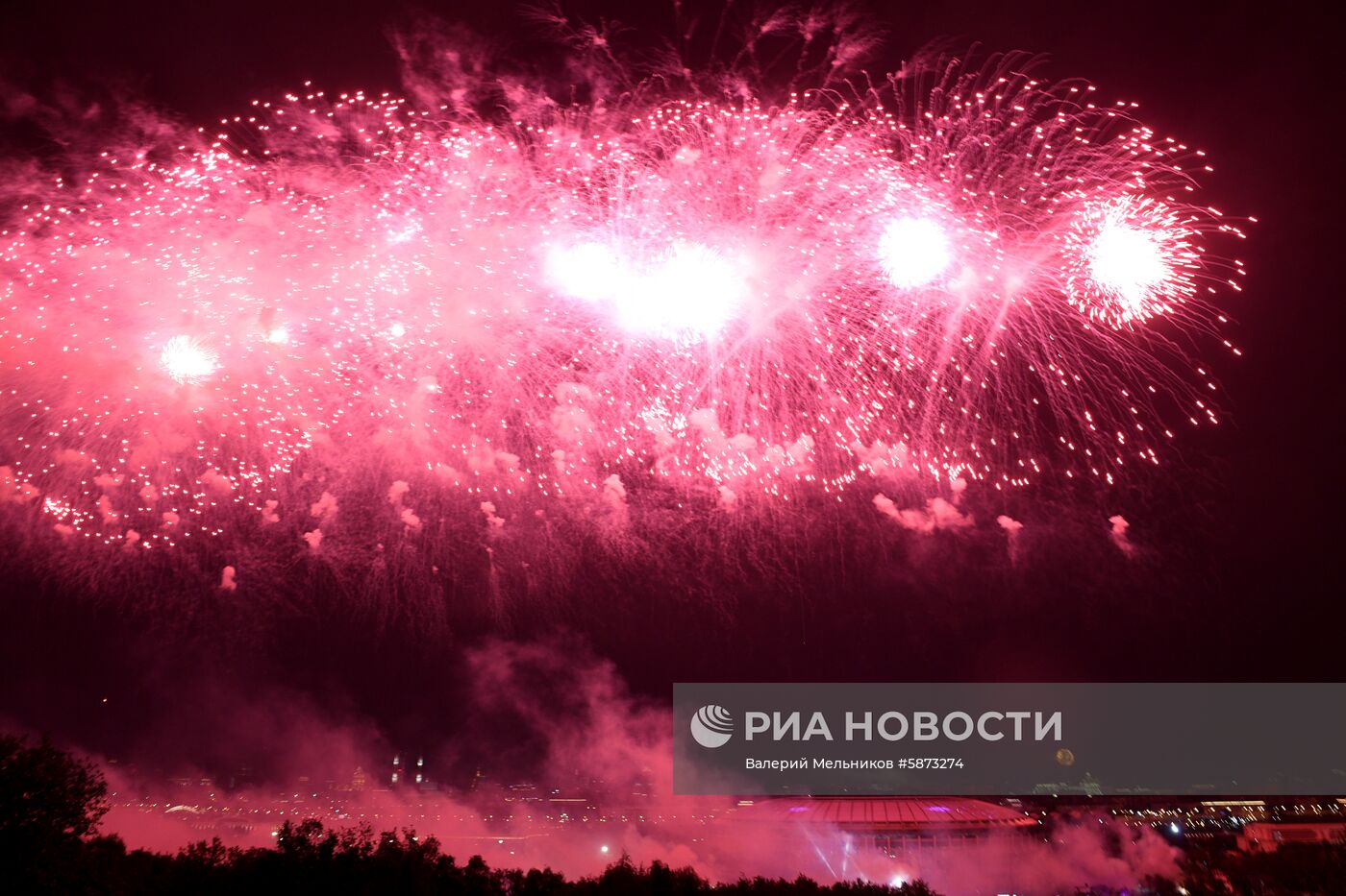 Праздничный салют в честь Дня Победы в Москве