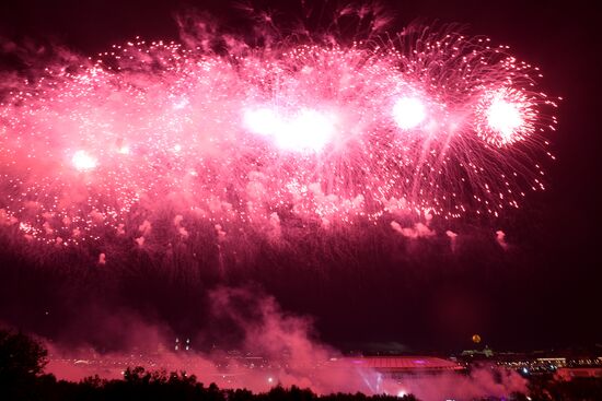 Праздничный салют в честь Дня Победы в Москве