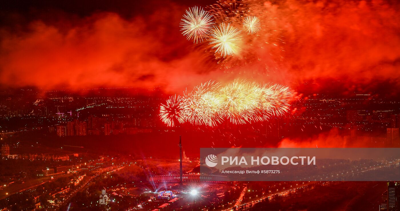 Праздничный салют в честь Дня Победы в Москве