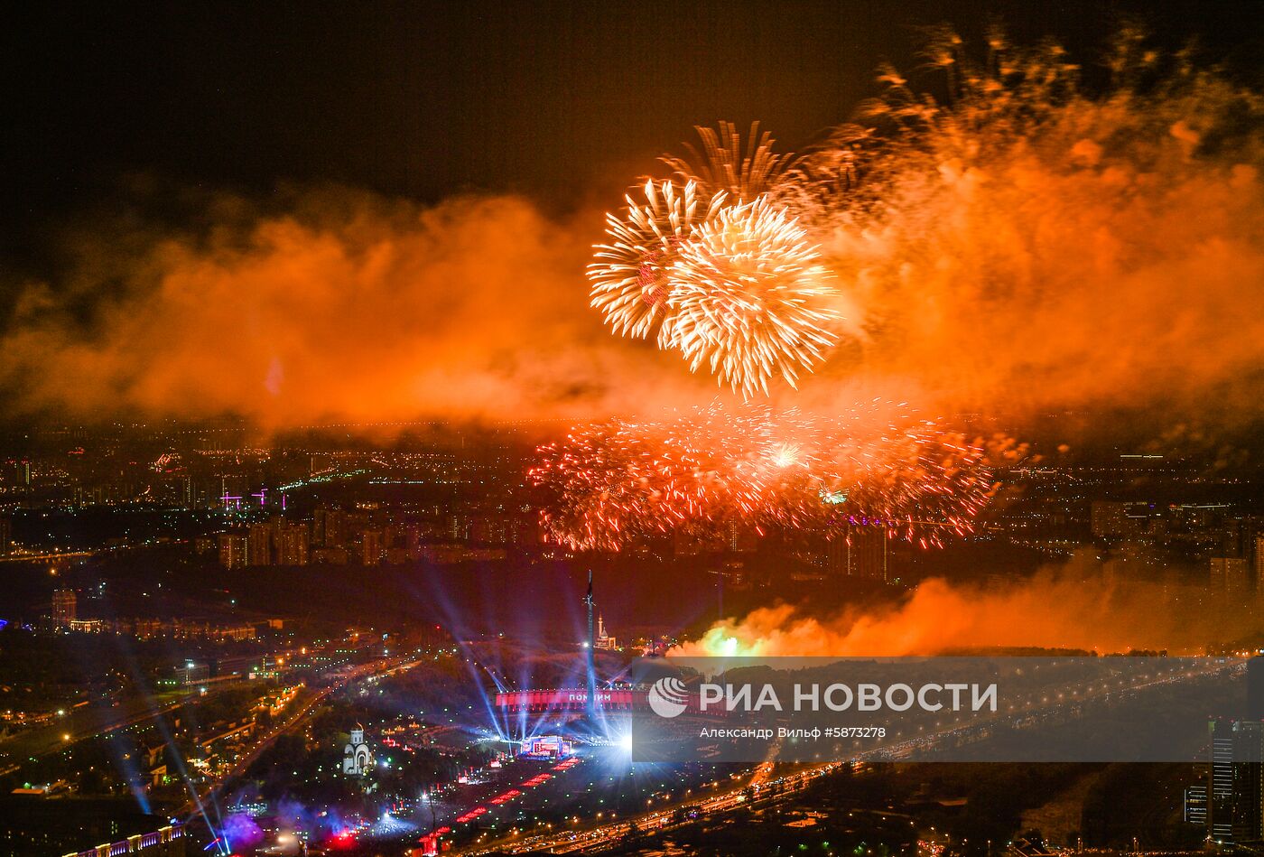 Праздничный салют в честь Дня Победы в Москве 