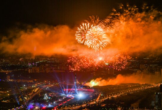 Праздничный салют в честь Дня Победы в Москве 