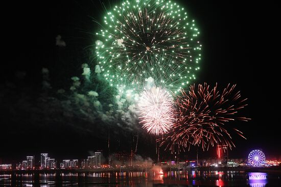 Праздничный салют в честь Дня Победы в регионах России