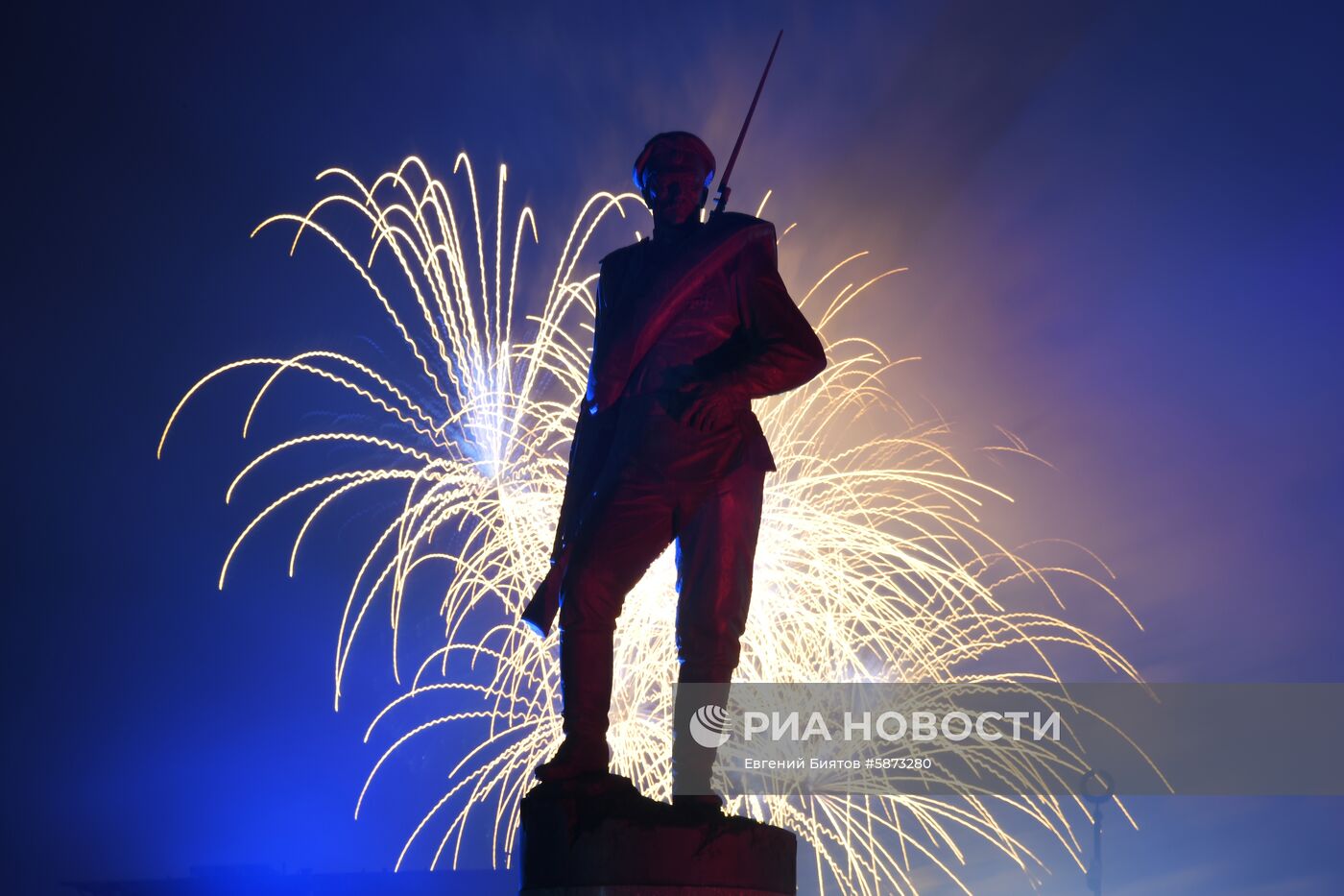 Праздничный салют в честь Дня Победы в Москве