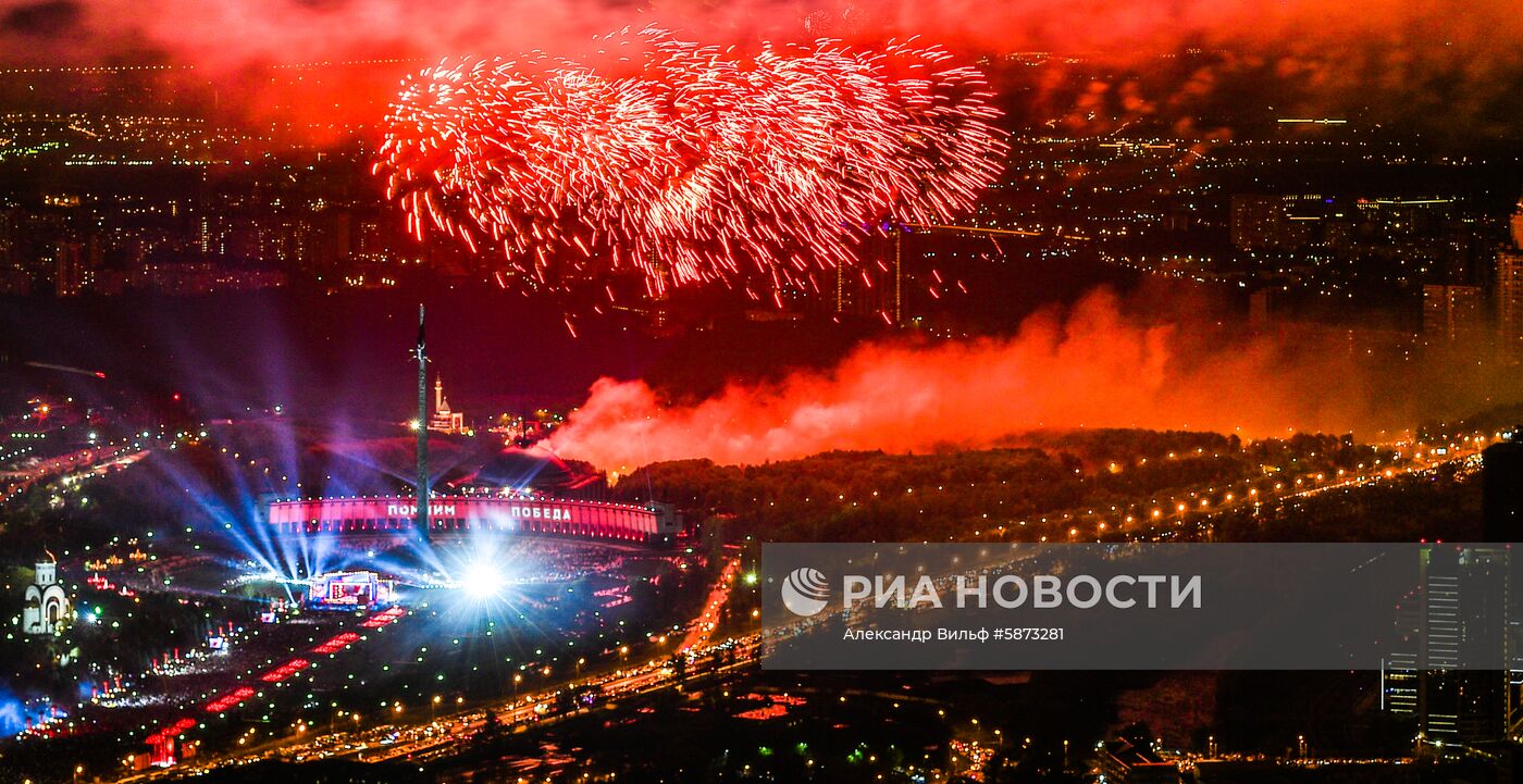 Праздничный салют в честь Дня Победы в Москве 