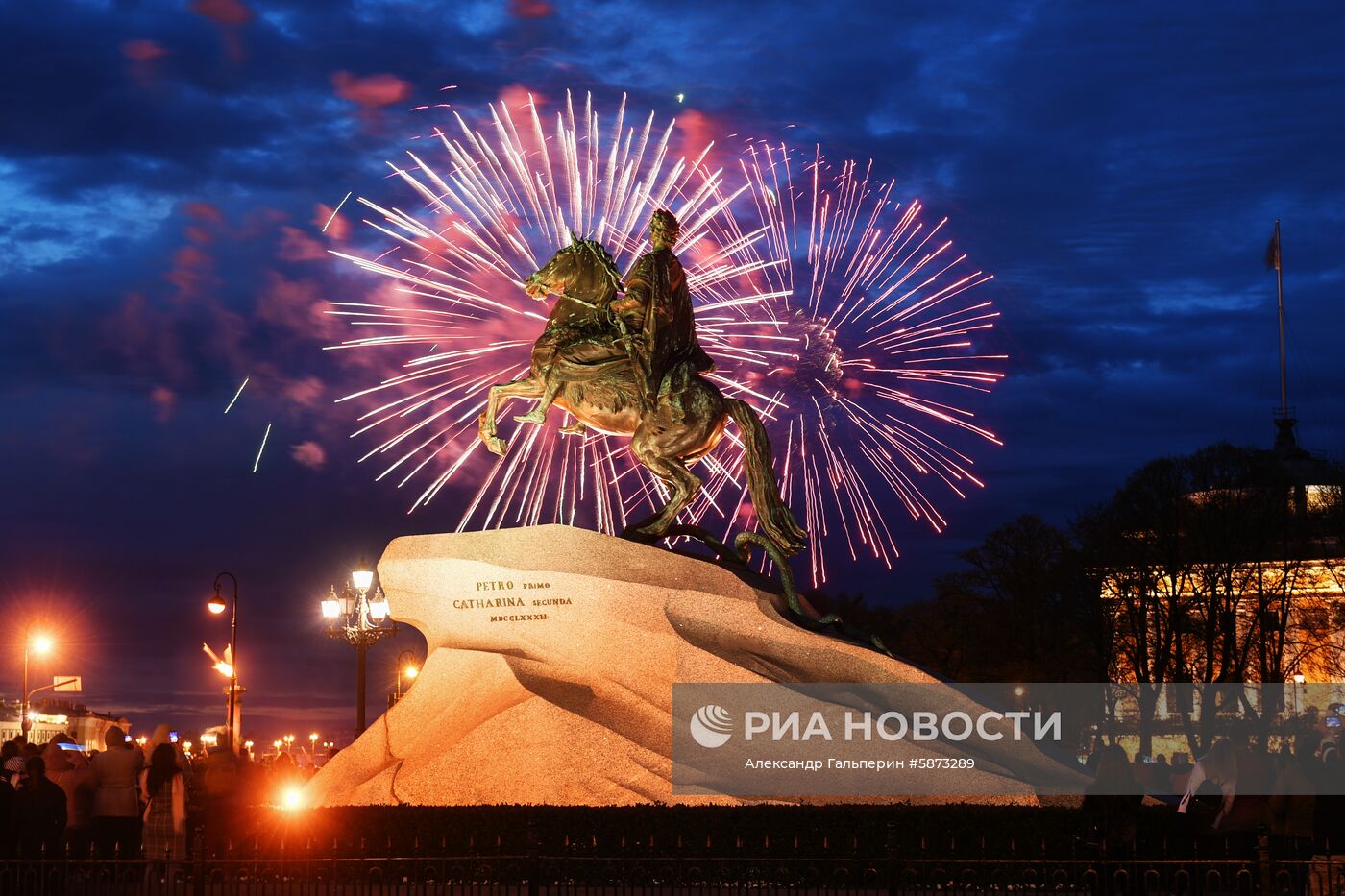 Праздничный салют в честь Дня Победы в регионах России