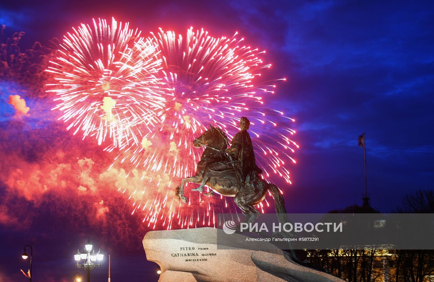 Праздничный салют в честь Дня Победы в регионах России