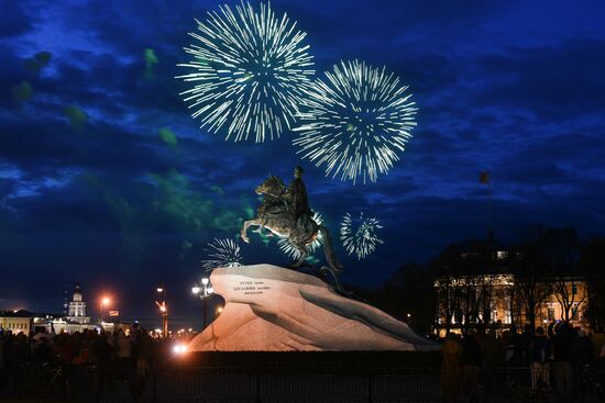 Праздничный салют в честь Дня Победы в регионах России