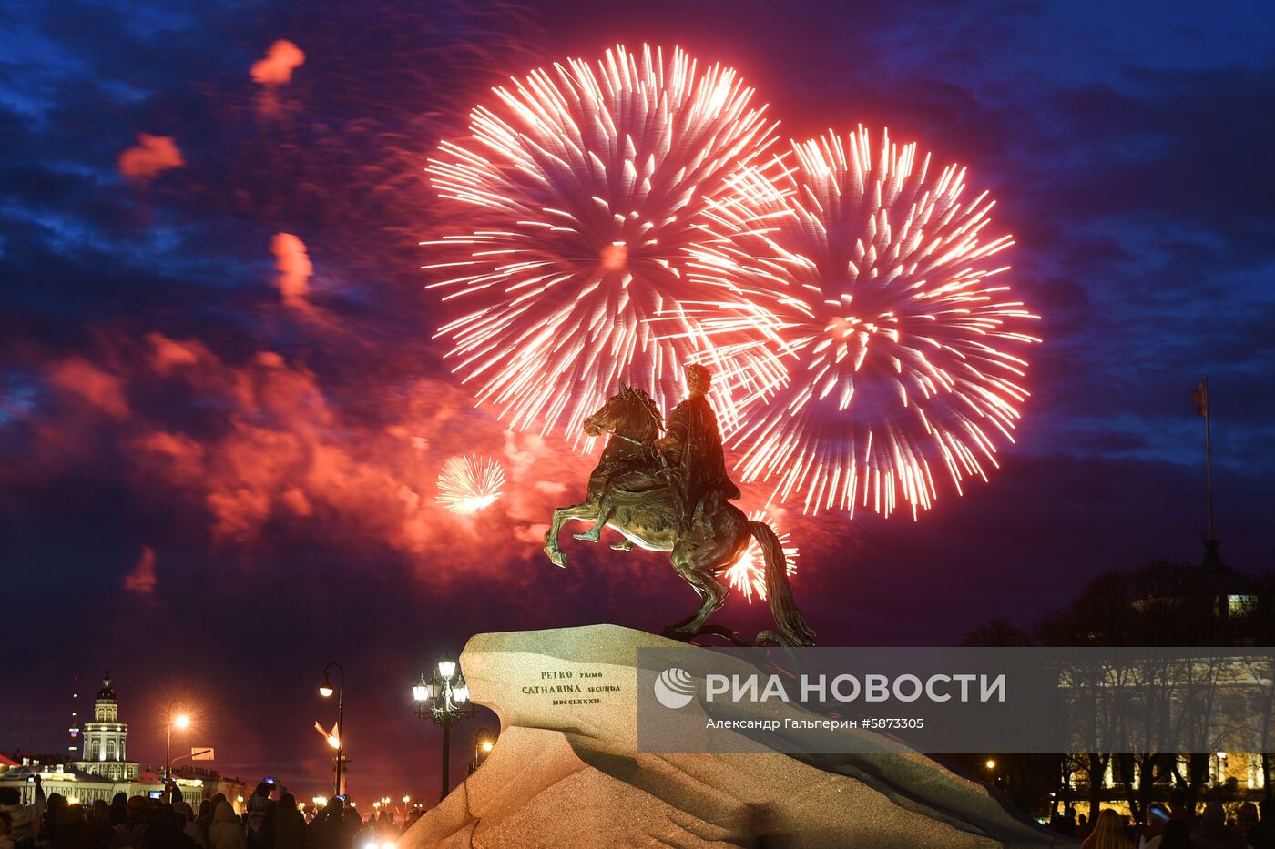 Праздничный салют в честь Дня Победы в регионах России
