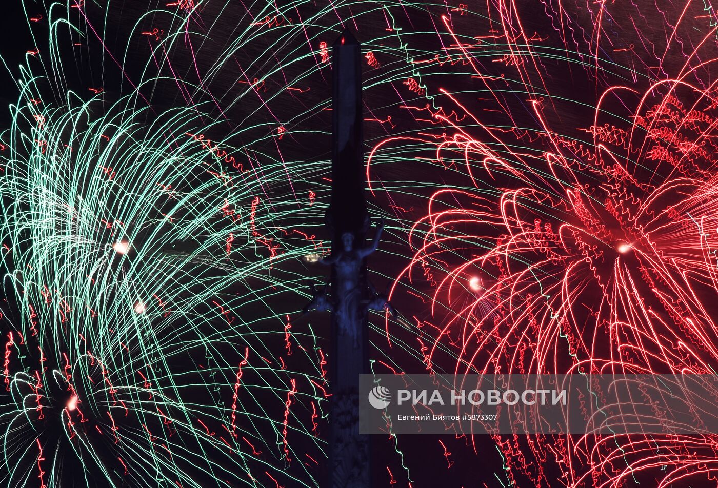 Праздничный салют в честь Дня Победы в Москве