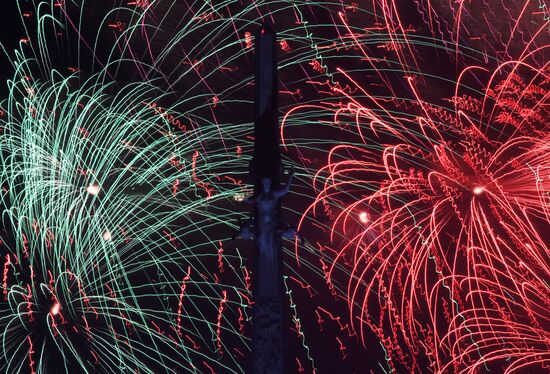 Праздничный салют в честь Дня Победы в Москве 