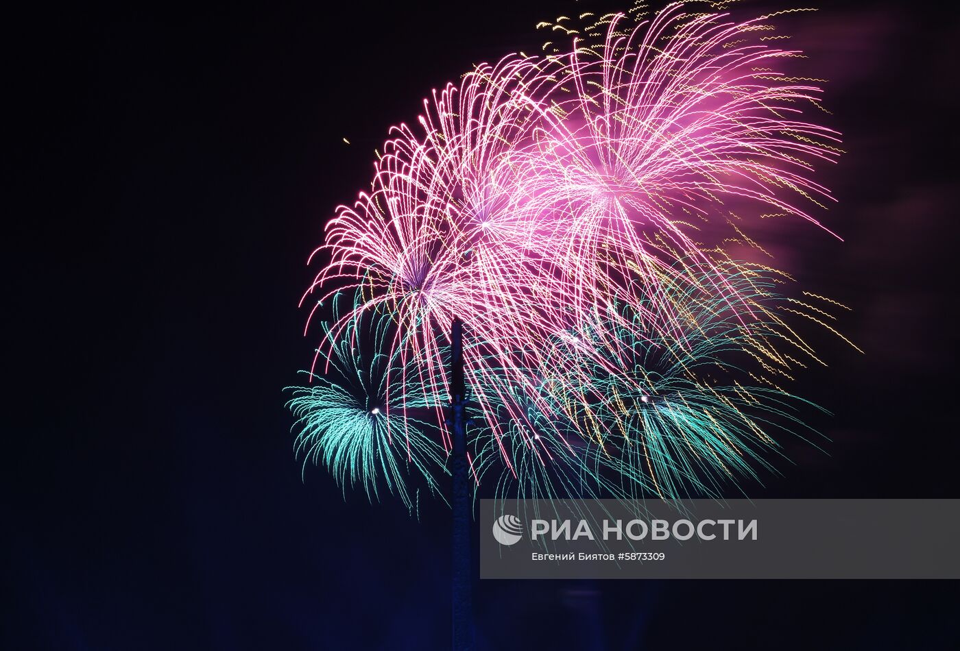 Праздничный салют в честь Дня Победы в Москве