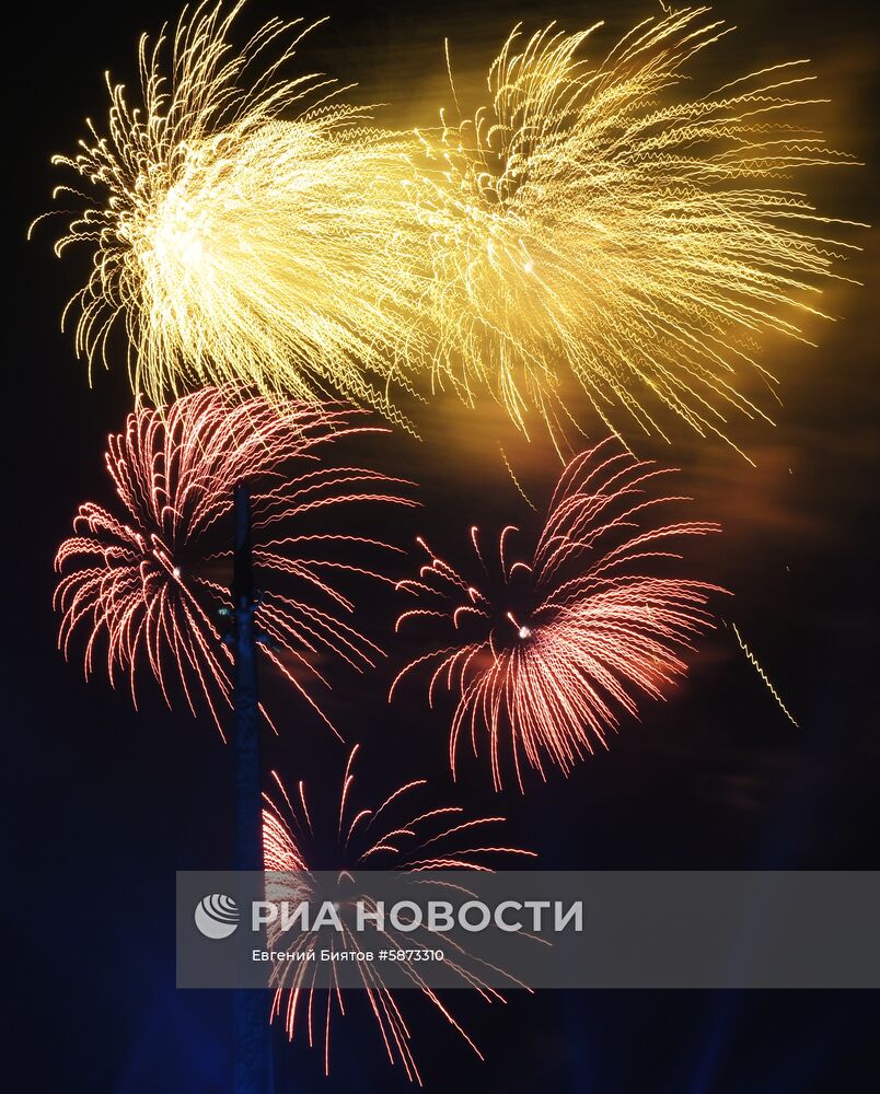 Праздничный салют в честь Дня Победы в Москве 