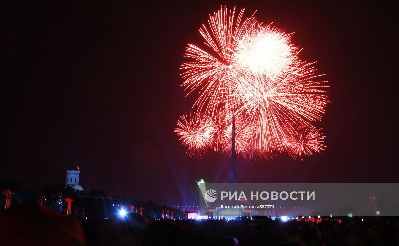 Праздничный салют в честь Дня Победы в Москве 