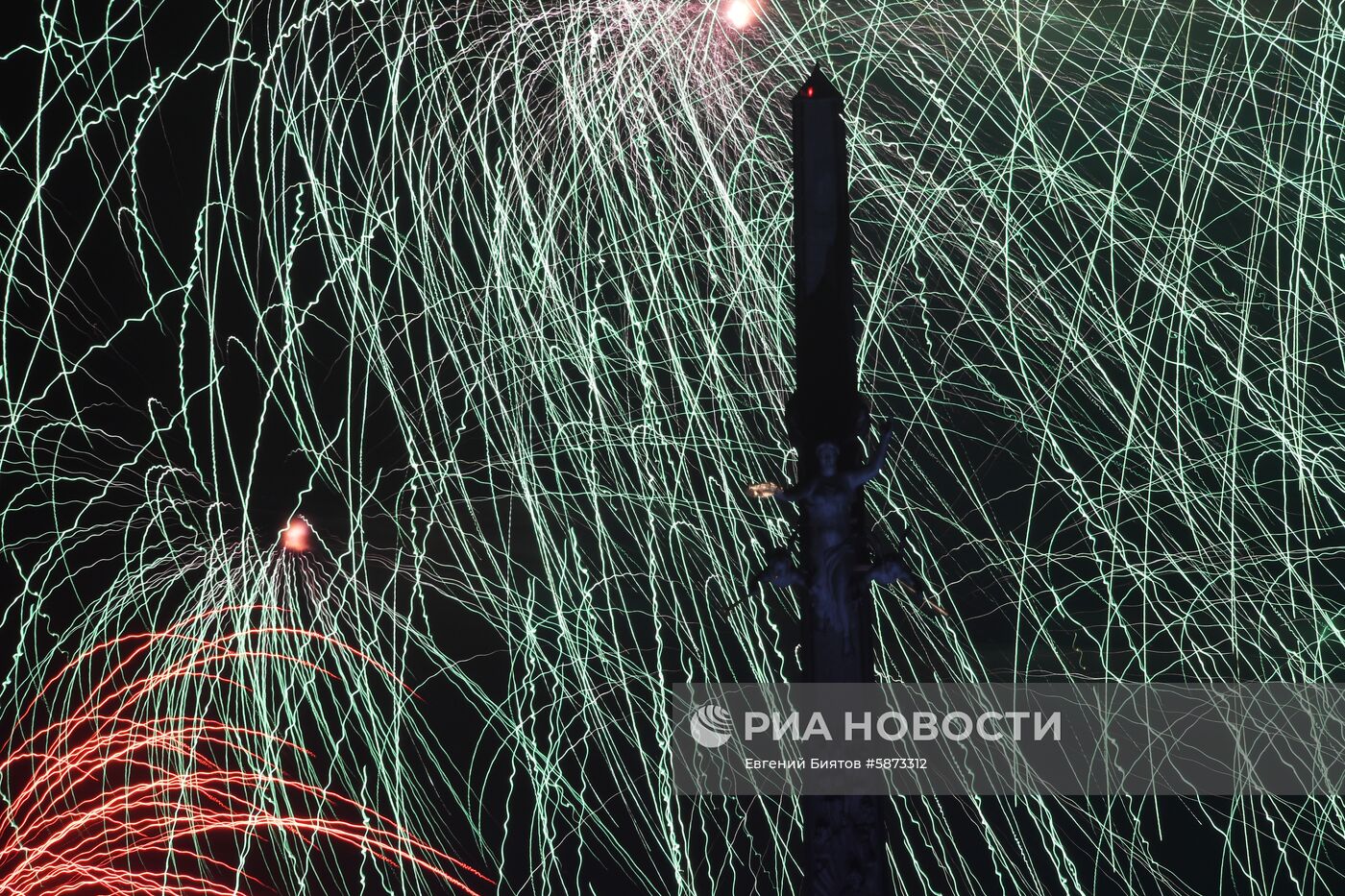 Праздничный салют в честь Дня Победы в Москве