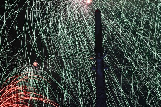 Праздничный салют в честь Дня Победы в Москве 