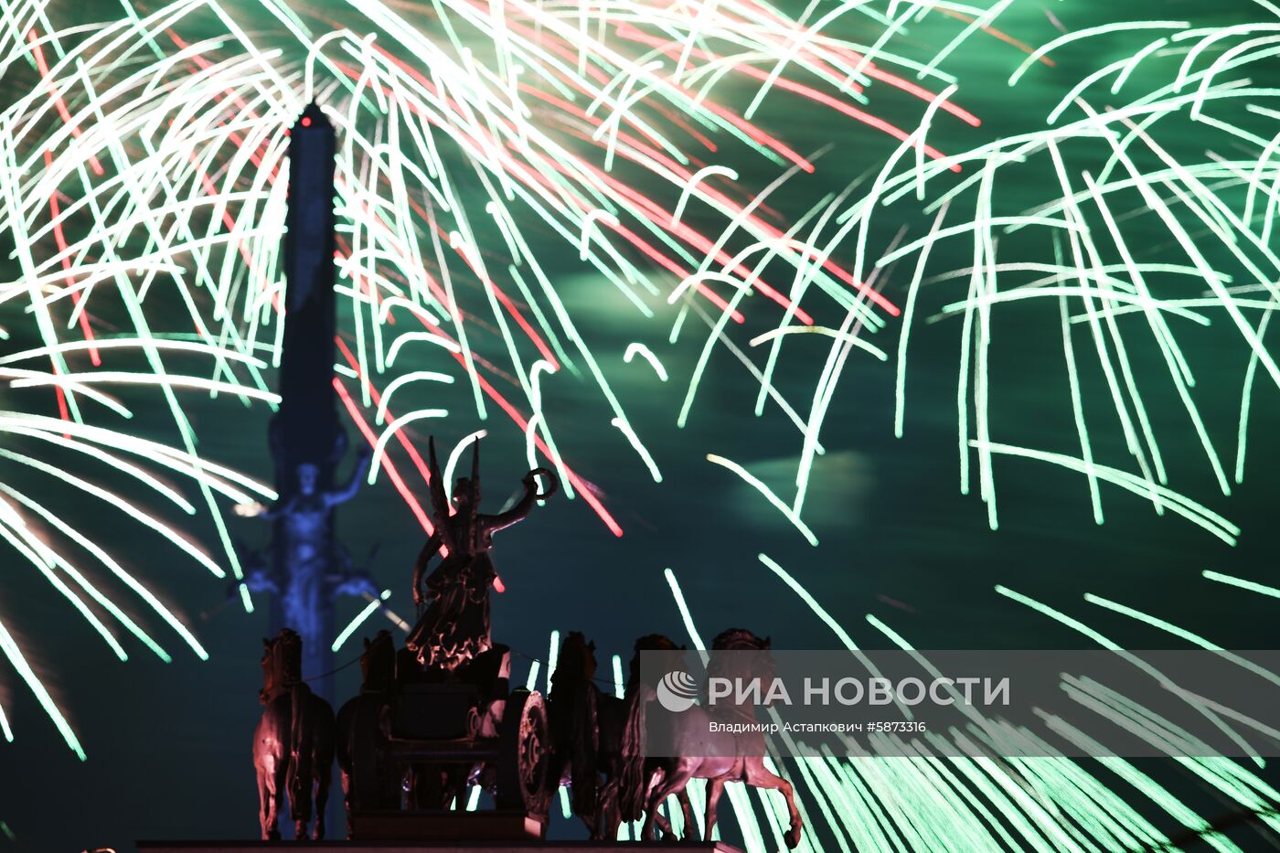 Праздничный салют в честь Дня Победы в Москве 