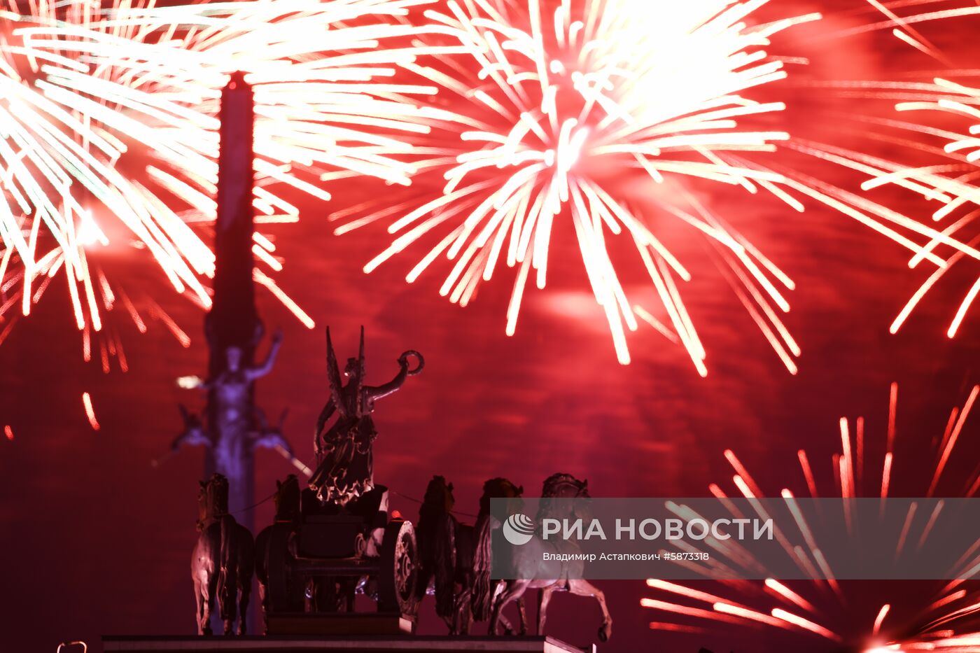 Праздничный салют в честь Дня Победы в Москве