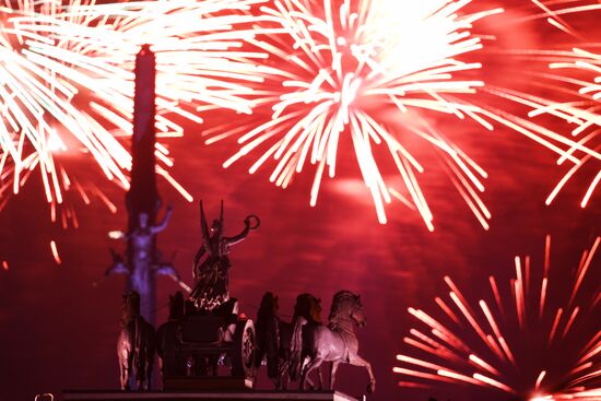 Праздничный салют в честь Дня Победы в Москве 