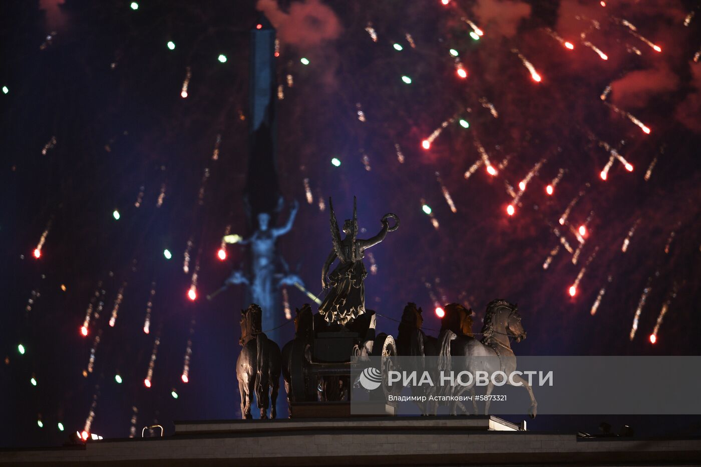 Праздничный салют в честь Дня Победы в Москве