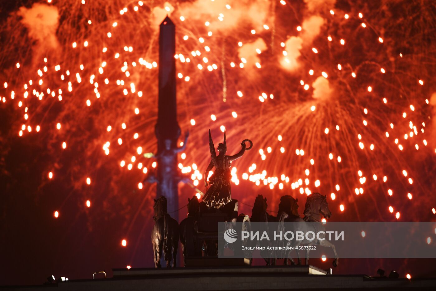 Праздничный салют в честь Дня Победы в Москве 