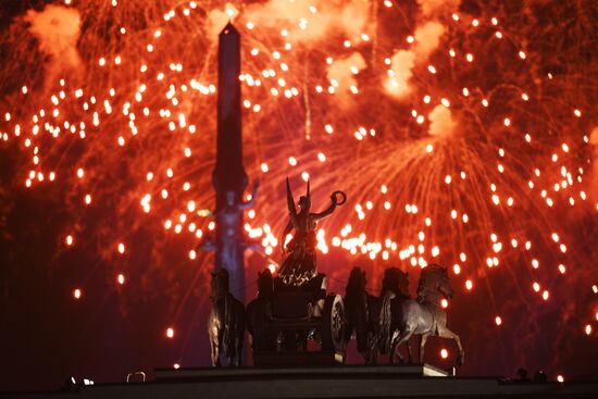 Праздничный салют в честь Дня Победы в Москве 