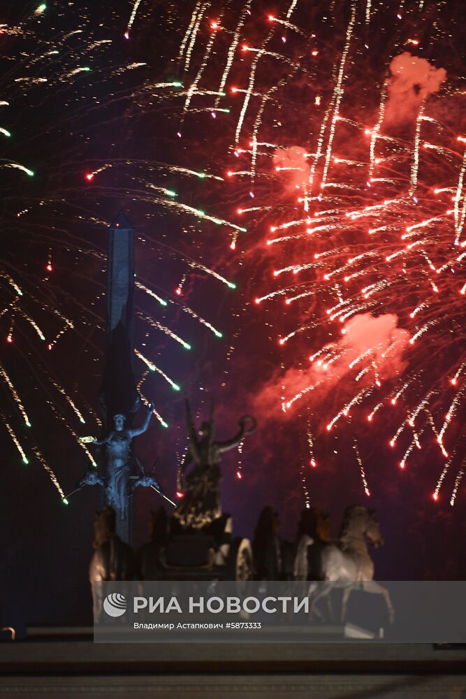 Праздничный салют в честь Дня Победы в Москве