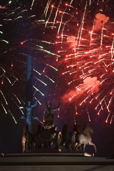 Праздничный салют в честь Дня Победы в Москве 
