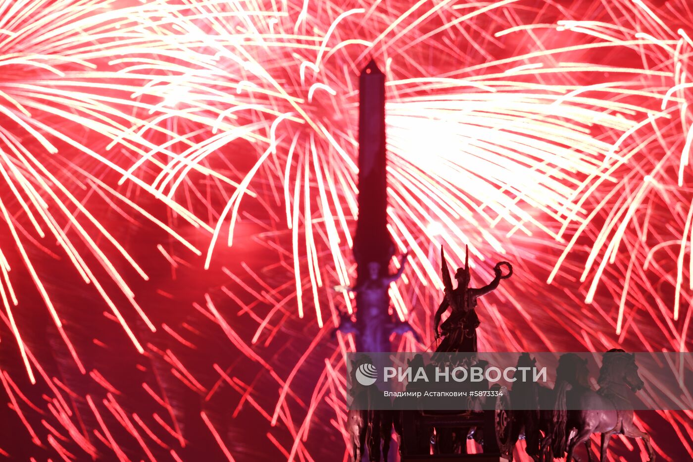 Праздничный салют в честь Дня Победы в Москве