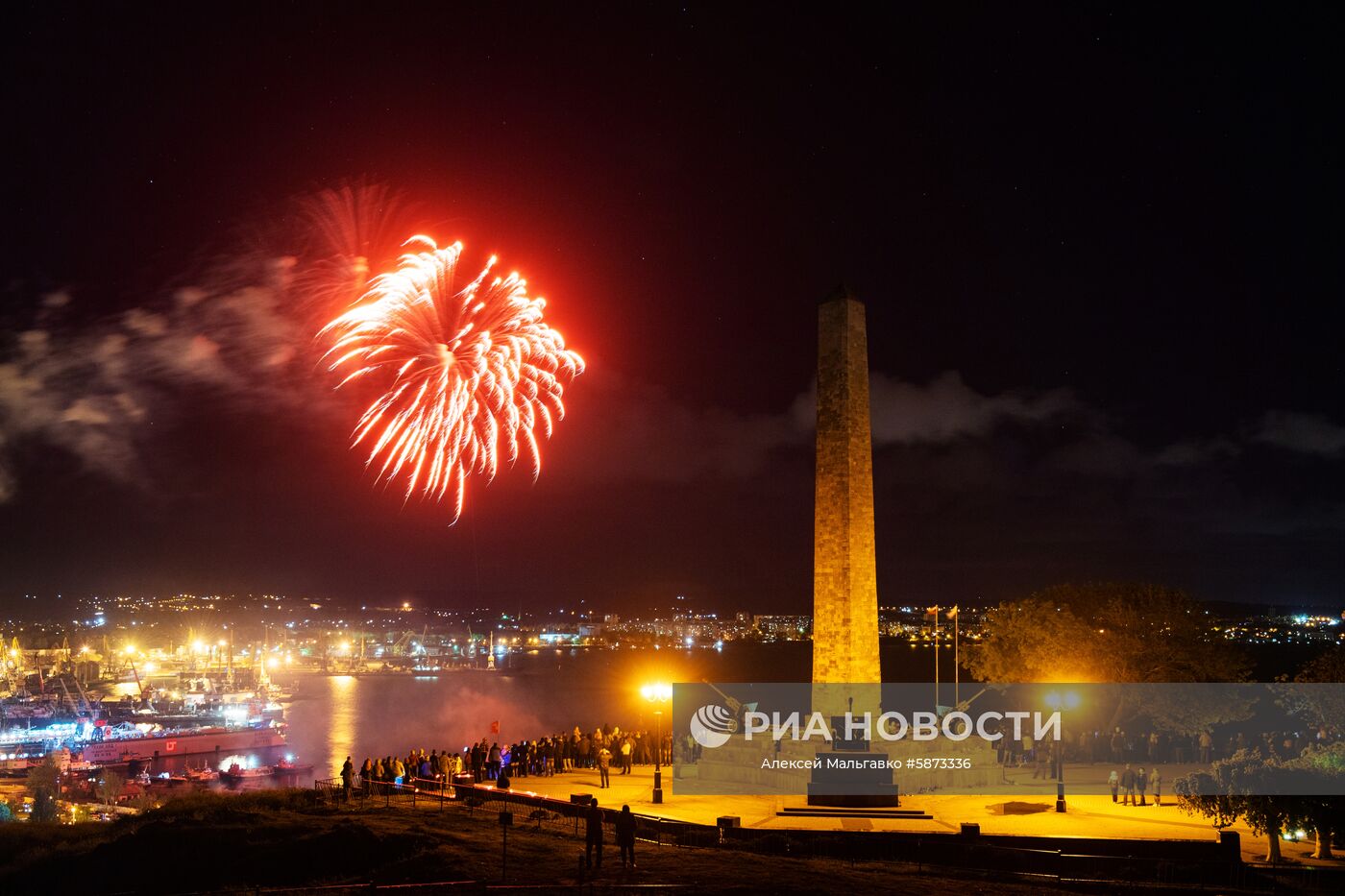 Праздничный салют в честь Дня Победы в регионах России
