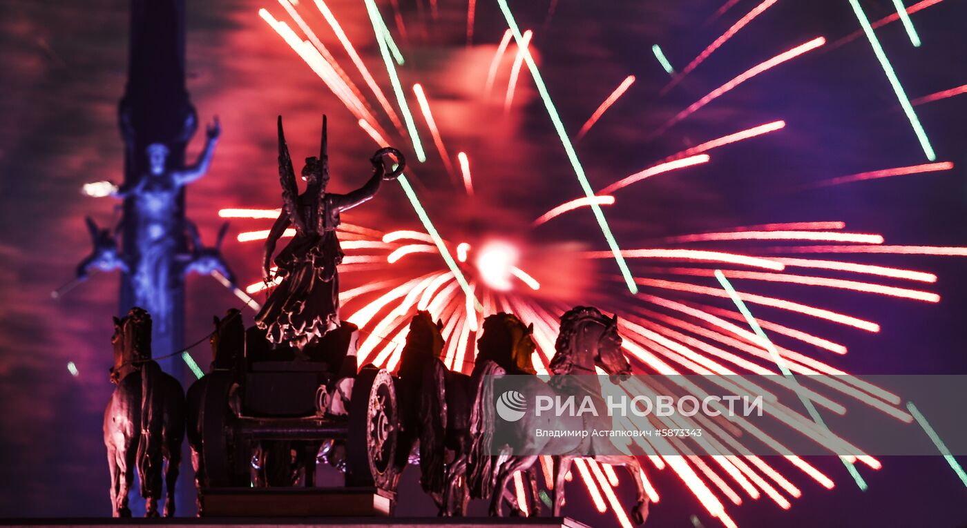 Праздничный салют в честь Дня Победы в Москве