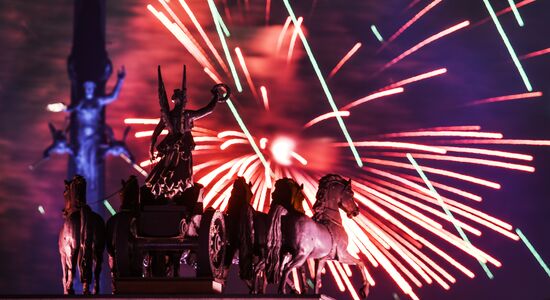 Праздничный салют в честь Дня Победы в Москве 