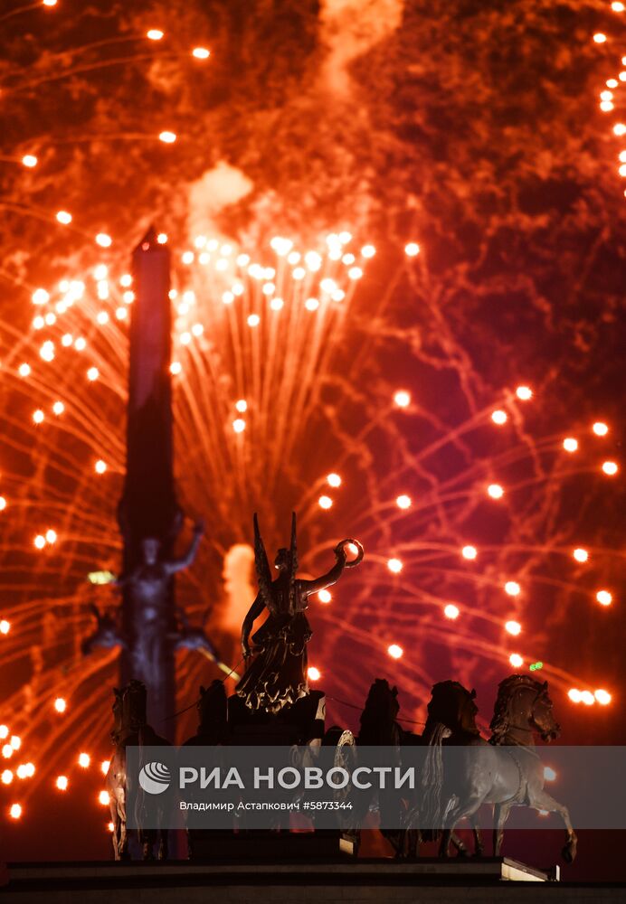 Праздничный салют в честь Дня Победы в Москве
