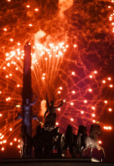 Праздничный салют в честь Дня Победы в Москве 