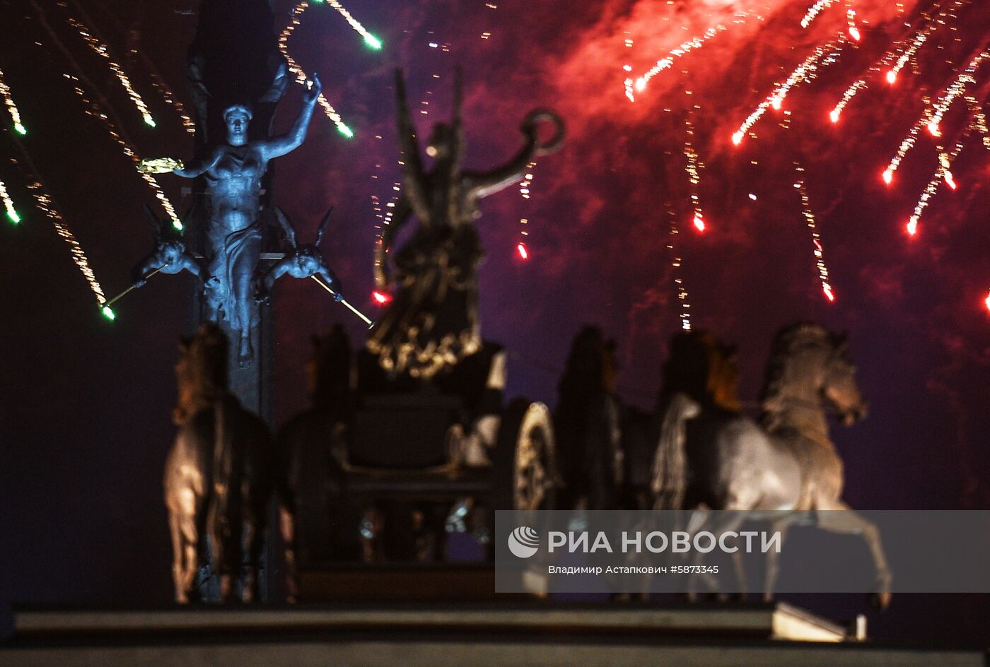 Праздничный салют в честь Дня Победы в Москве