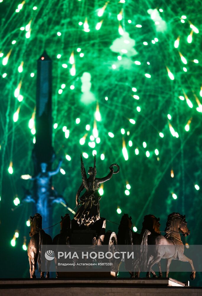 Праздничный салют в честь Дня Победы в Москве