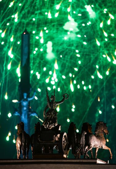 Праздничный салют в честь Дня Победы в Москве 