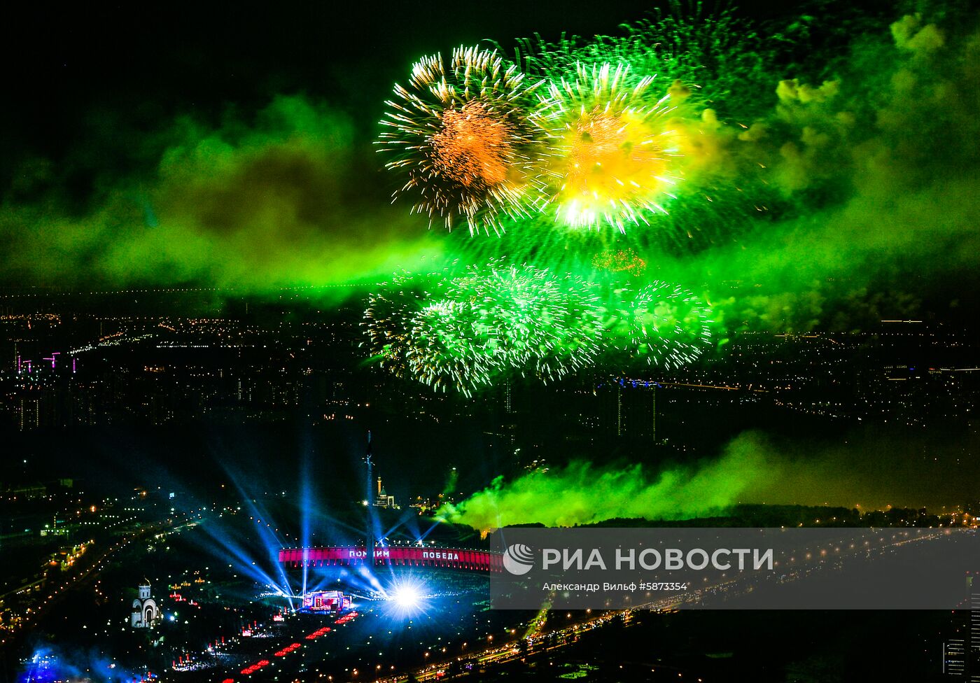 Праздничный салют в честь Дня Победы в Москве 