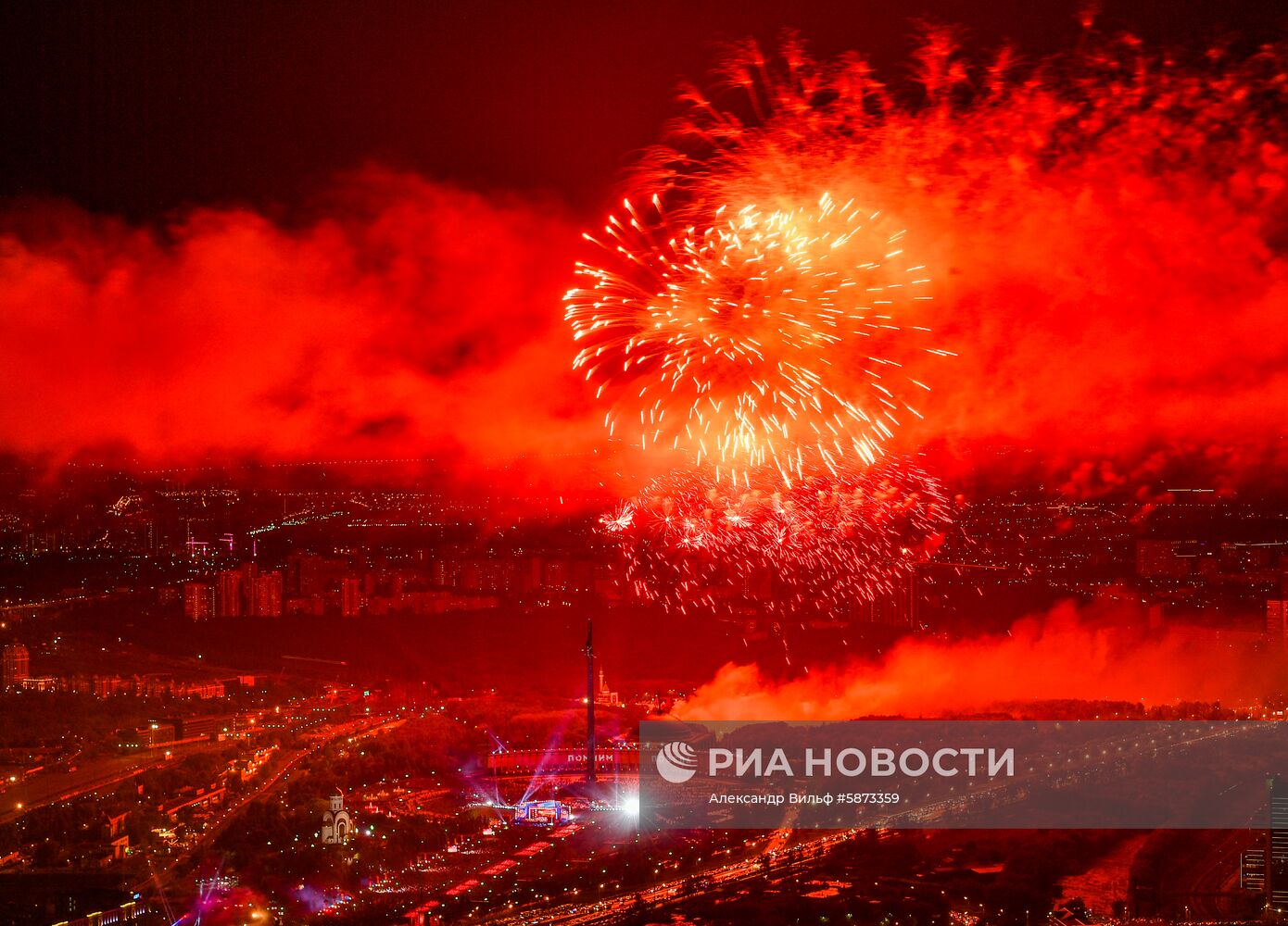 Праздничный салют в честь Дня Победы в Москве 