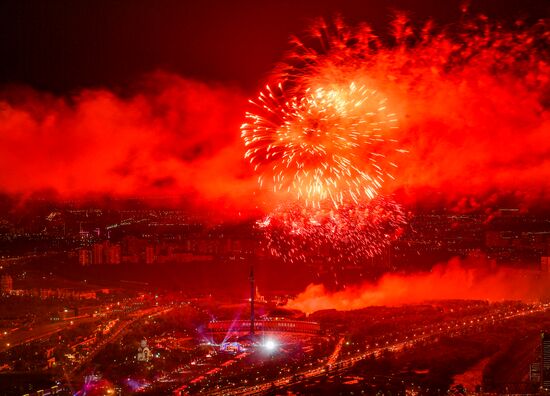 Праздничный салют в честь Дня Победы в Москве 