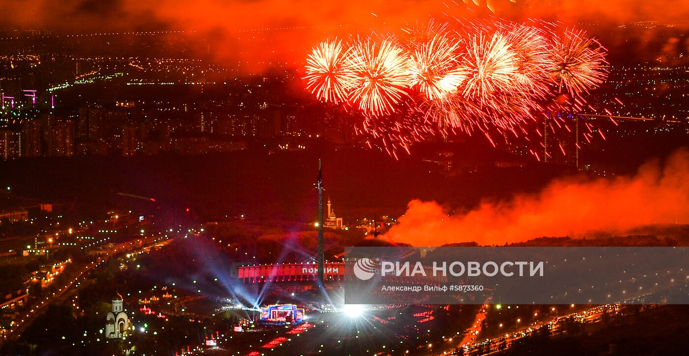 Праздничный салют в честь Дня Победы в Москве 