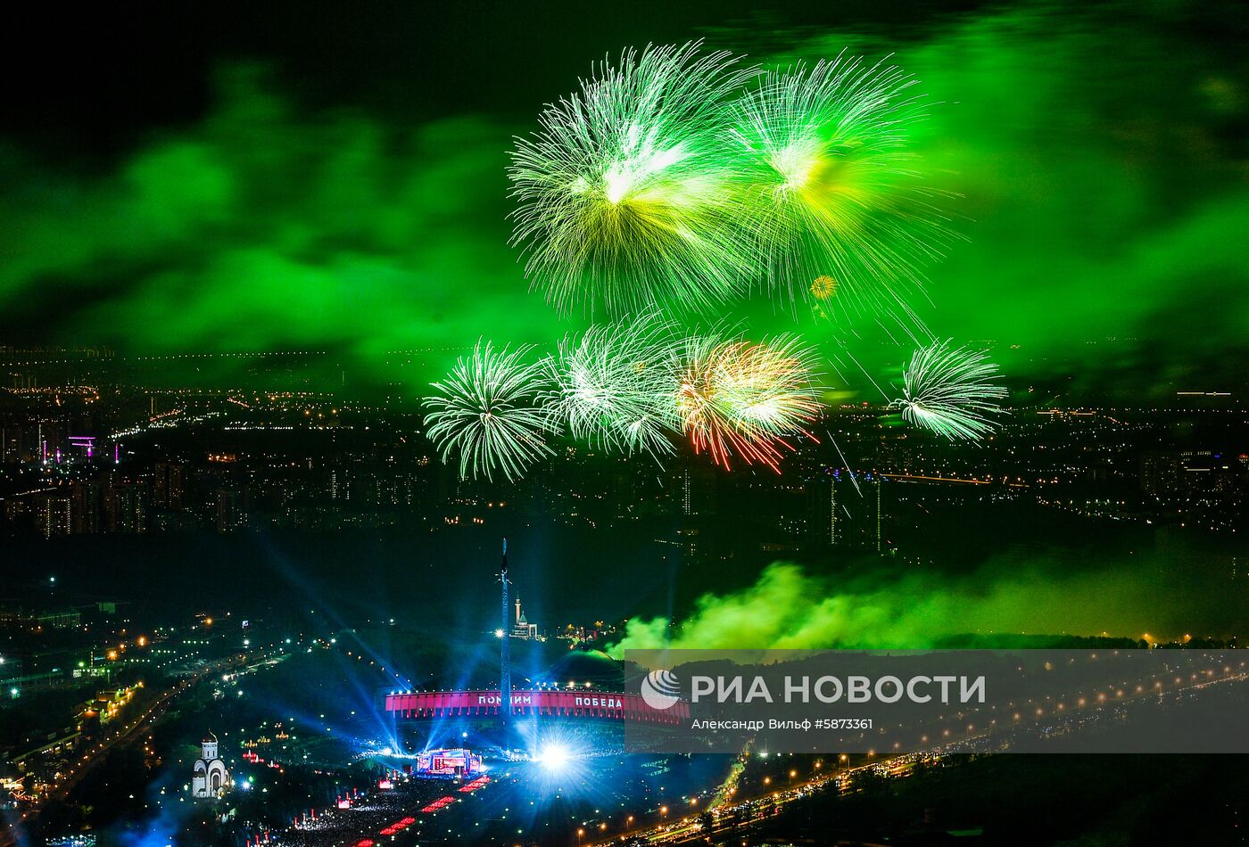 Праздничный салют в честь Дня Победы в Москве