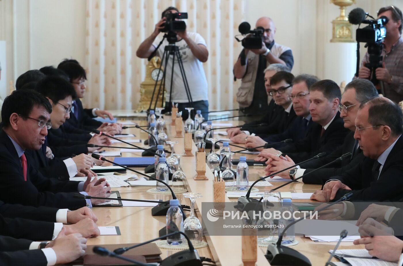 Встреча глав МИД РФ и Японии С. Лаврова и Т. Коно