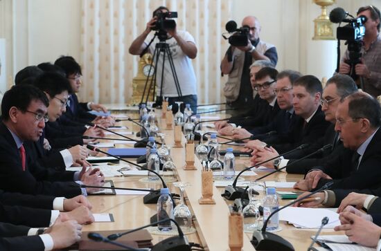 Встреча глав МИД РФ и Японии С. Лаврова и Т. Коно