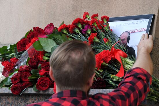 Москвичи несут цветы в память о С. Доренко