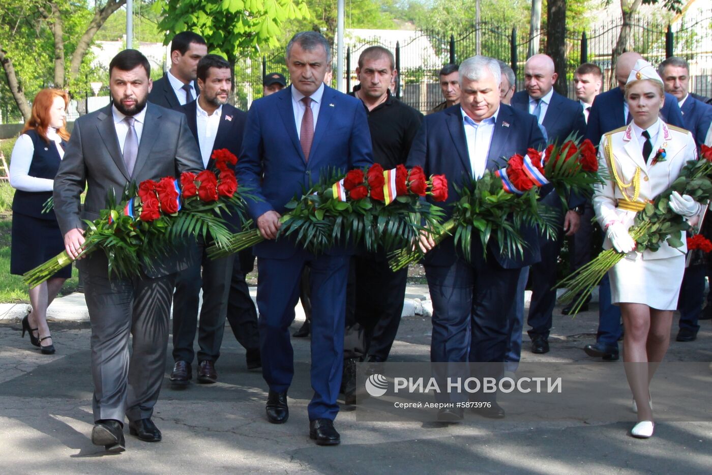 Открытие мемориальной доски А. Захарченко в Донецке