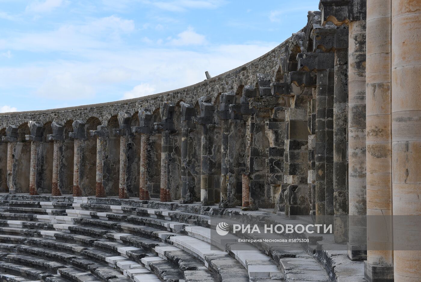 Вид на античный театр в городе Аспендос. Место: Турция. Автор: Екатерина Чеснокова/РИА Новости. Страны мира. Турция